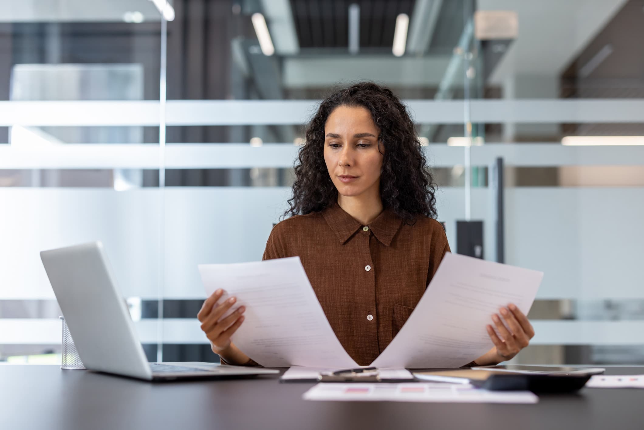 Uma recrutadora a comparar os CVs dos candidatos